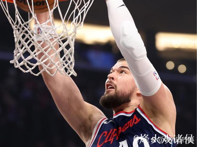 奥科吉底角突破，空中腾挪避开默里完成2+1暴扣