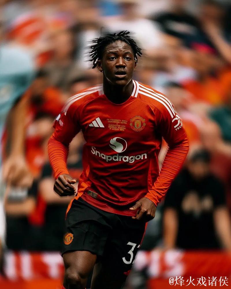 科比-梅努的哥哥现身老特拉福德，衣着展示‘释放科比-梅努’的标语